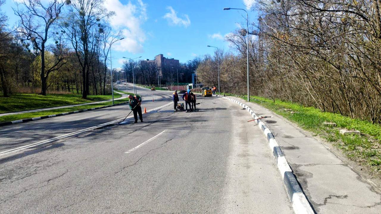 Оновлюють проїжджу частину вулиці з інтенсивним рухом дорожники: Новини Харкова