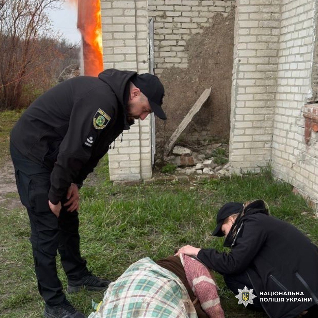Винесли жінку з палаючого будинку поліцейські на Вовчанщині: Новини Харкова