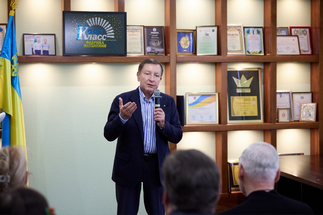 Ігор Терехов нагородив колектив кондитерської фабрики "Конд-Класс" з нагоди 25-річчя