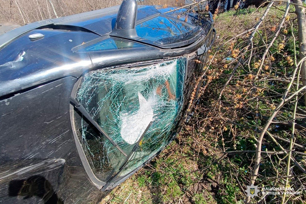 Постраждали двоє дітей через аварію водійки на Opel, яка вилетіла з траси, врізалася в дерево та перекинулася: Новини Харкова