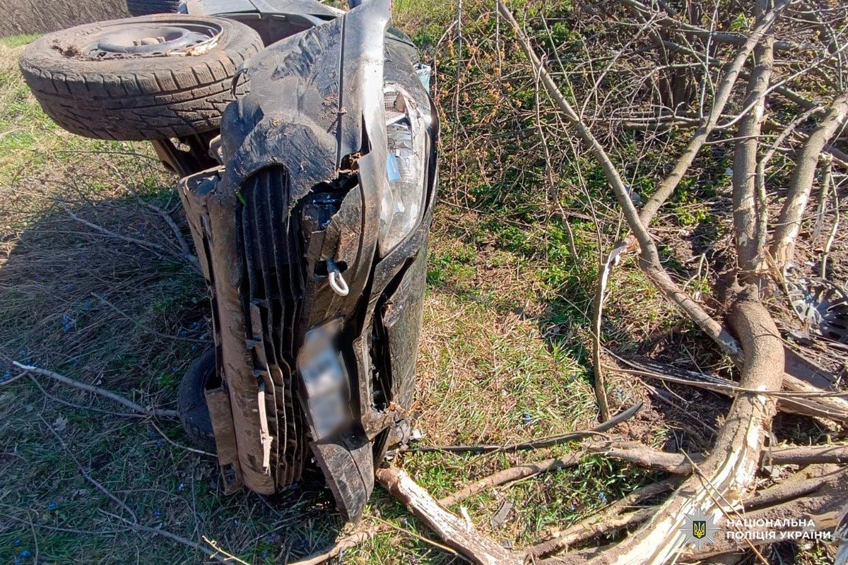 Постраждали двоє дітей через аварію водійки на Opel, яка вилетіла з траси, врізалася в дерево та перекинулася: Новини Харкова