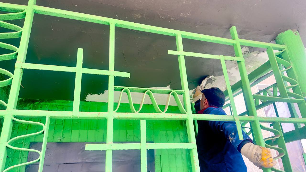 На вулиці Академіка Павлова триває відновлення багатоквартирного житлового будинку