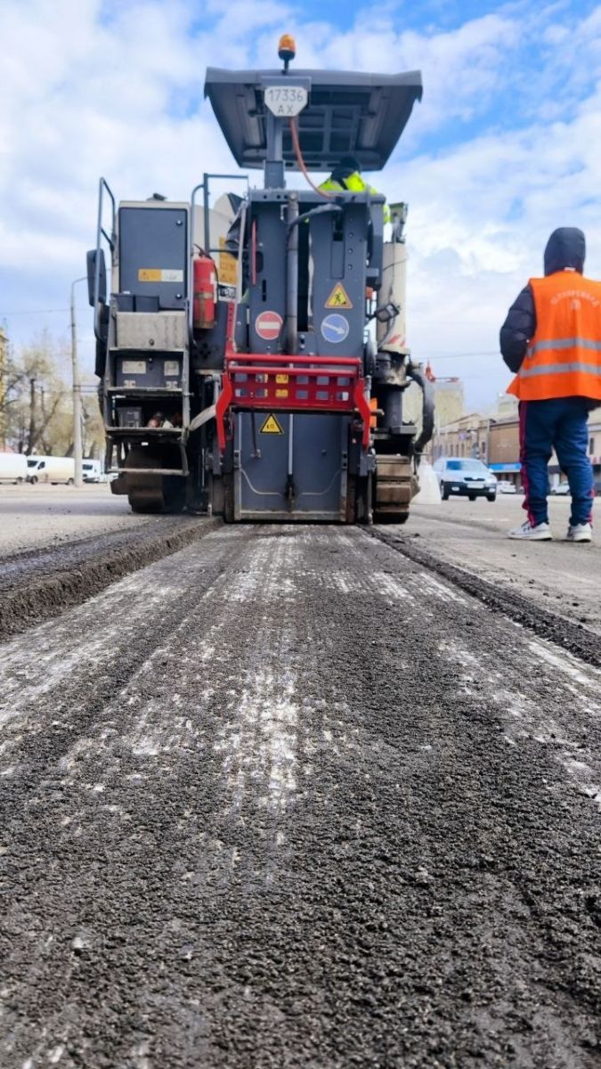 Ремонтують дорожне покриття провулку у центрі міста комунальники: Новини Харкова