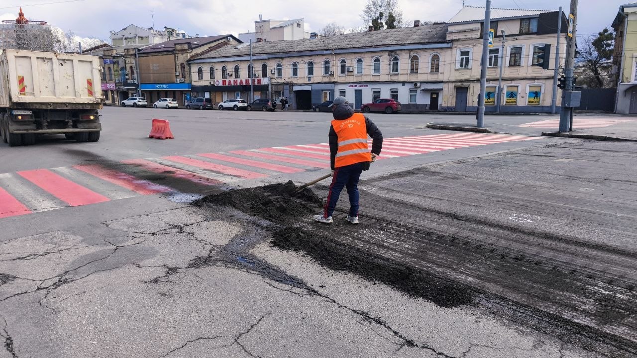 У Харкові оновлюють дорожне покриття провулку у центрі міста (фото)