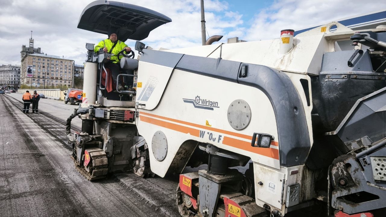 Ремонтують дорожне покриття провулку у центрі міста комунальники: Новини Харкова