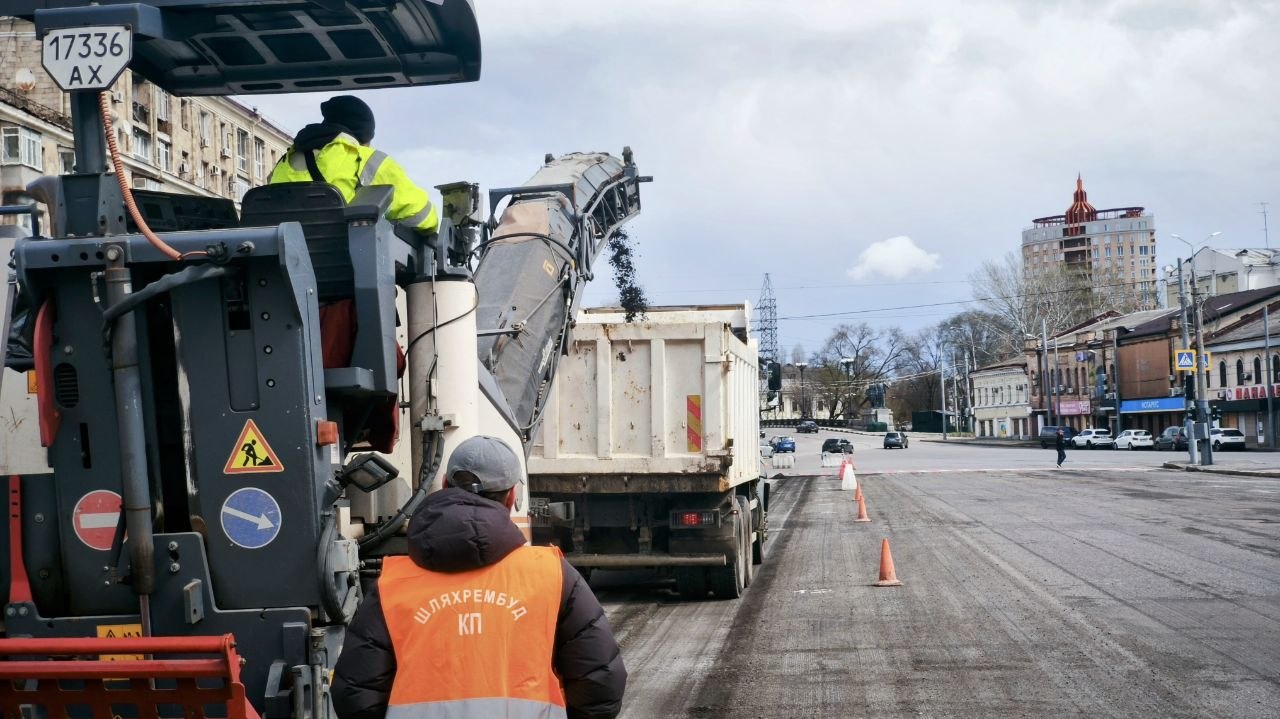 Ремонтують дорожне покриття провулку у центрі міста комунальники: Новини Харкова