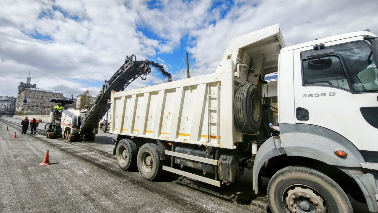 Ремонтують дорожне покриття провулку у центрі міста комунальники: Новини Харкова