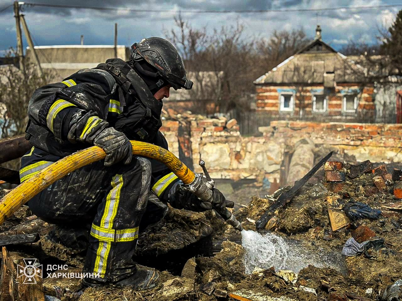 Спалахнули житлові будівлі через ворожий удар по селищу: Новини Харкова