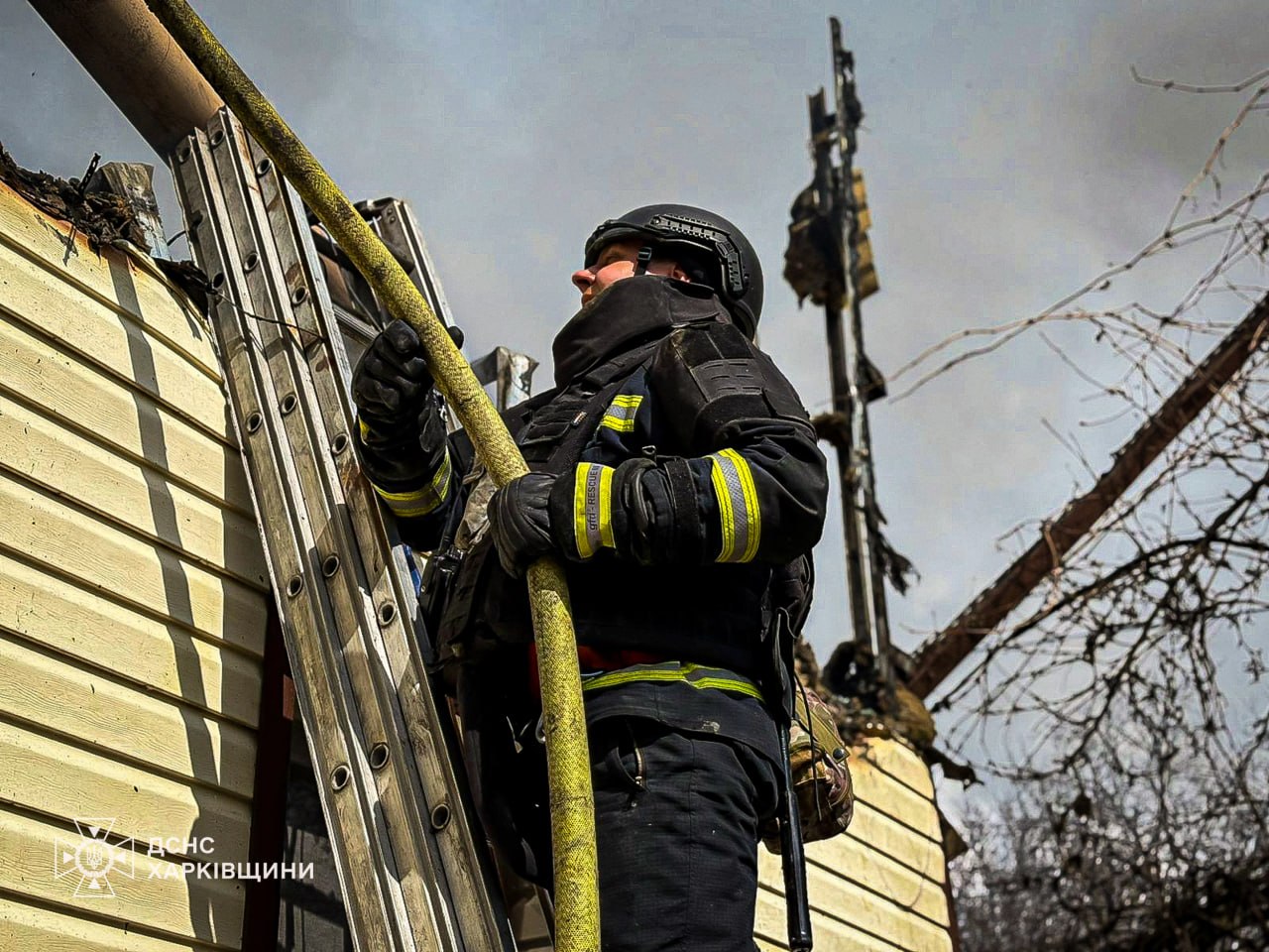 Спалахнули житлові будівлі через ворожий удар по селищу: Новини Харкова