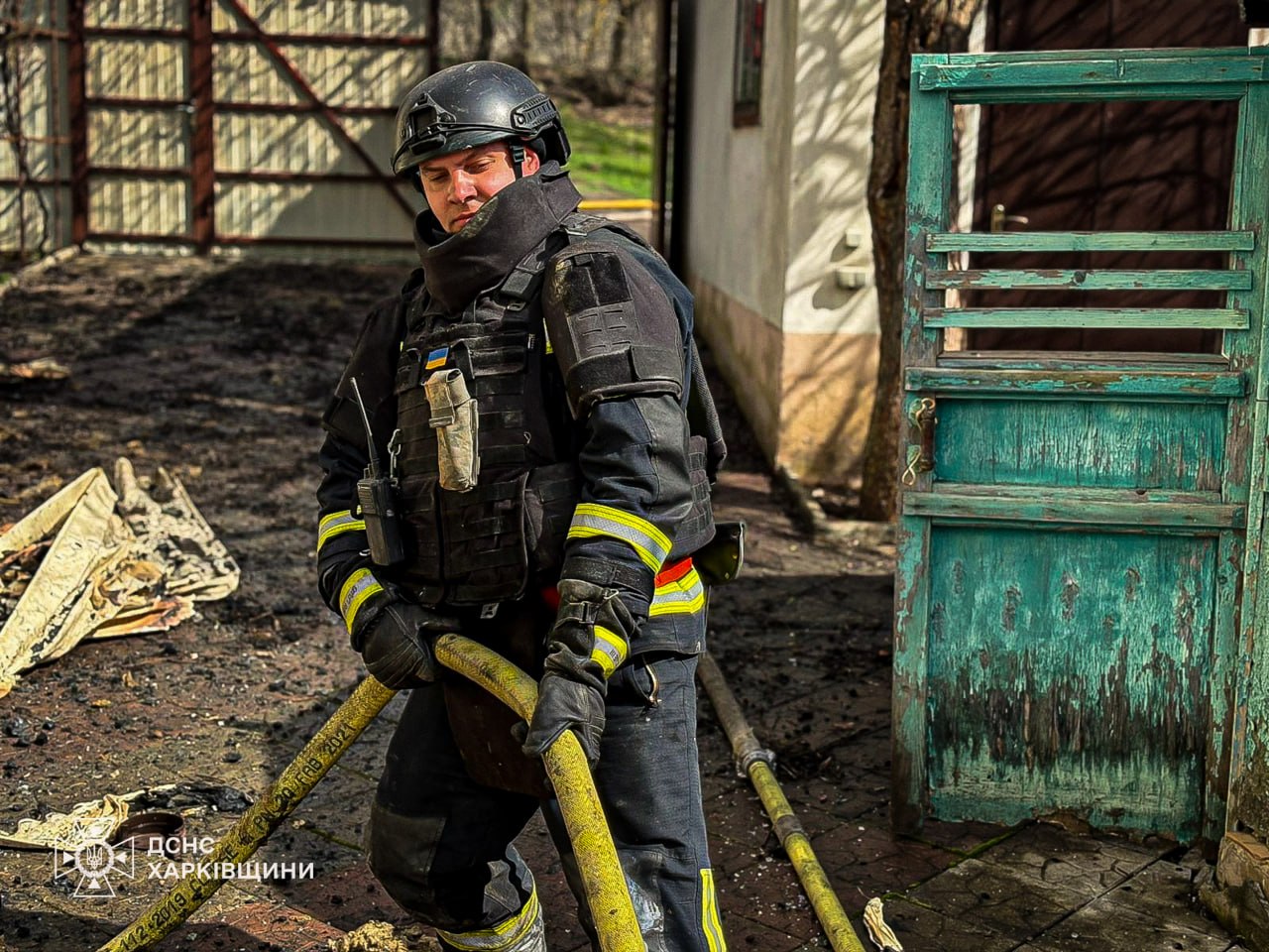 Спалахнули житлові будівлі через ворожий удар по селищу: Новини Харкова
