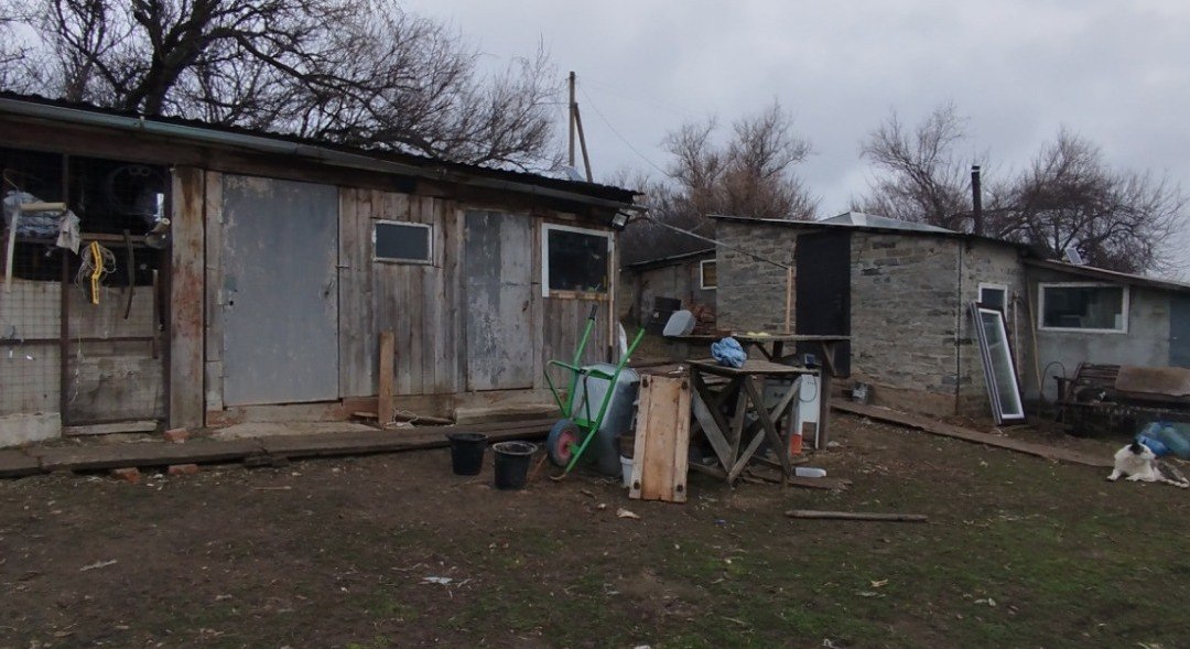 Під Харковом чоловік захопив берег ставка та будував нелегальну базу відпочинку