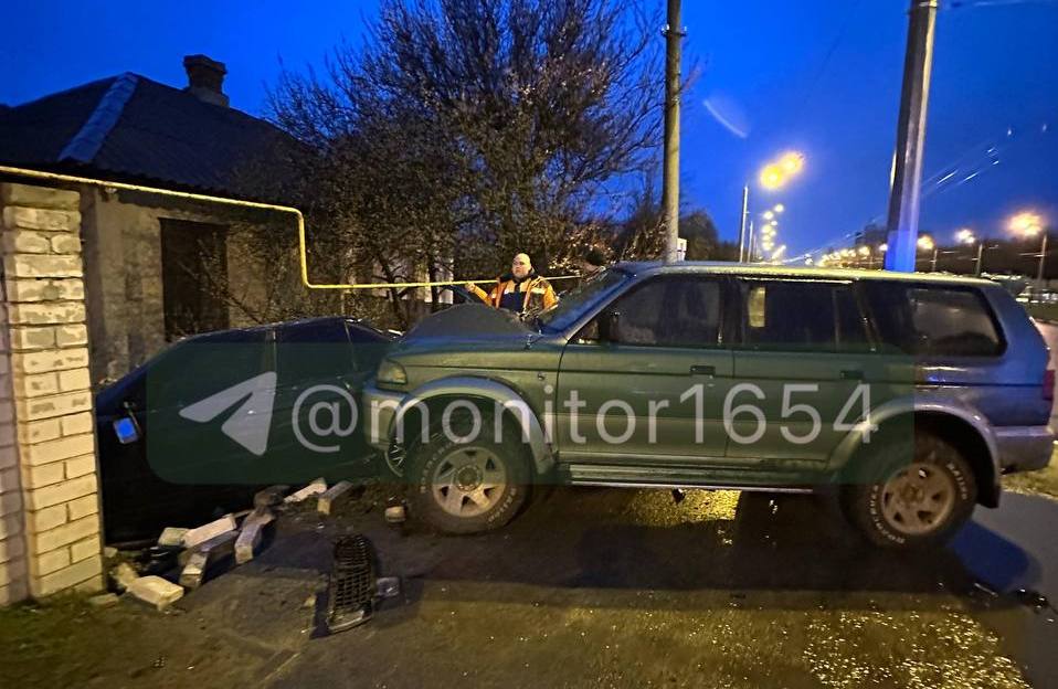 У Харкові некерований джип розбив автівку та зніс огорожу будинку