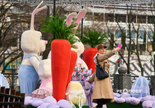 Харків'яни фотографуються на новій великодній фотозоні (фото)