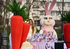 Харків'яни фотографуються на новій великодній фотозоні (фото)