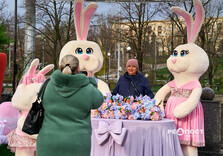 Харків'яни фотографуються на новій великодній фотозоні (фото)