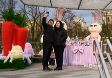 Харків'яни фотографуються на новій великодній фотозоні (фото)