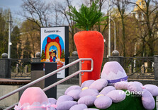 Харків'яни фотографуються на новій великодній фотозоні (фото)