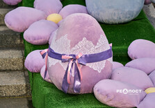 Харків'яни фотографуються на новій великодній фотозоні (фото)