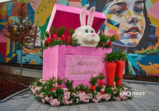 Харків'яни фотографуються на новій великодній фотозоні (фото)