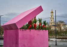 Харків'яни фотографуються на новій великодній фотозоні (фото)