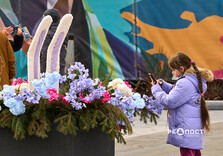 Харків'яни фотографуються на новій великодній фотозоні (фото)
