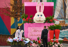 Харків'яни фотографуються на новій великодній фотозоні (фото)