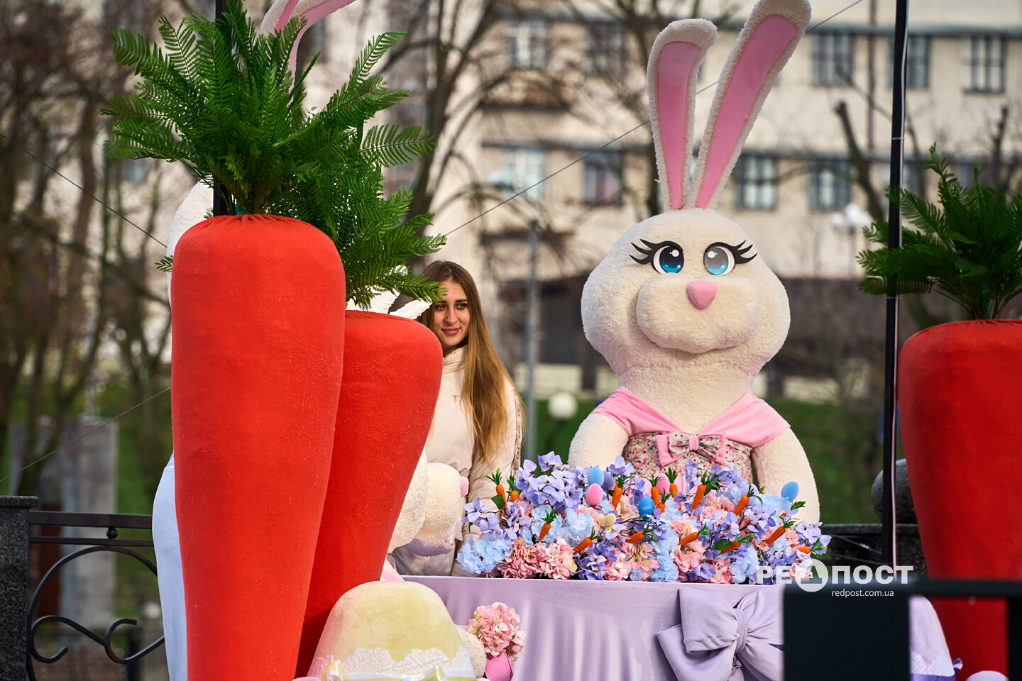 Харків'яни фотографуються на новій великодній фотозоні (фото)