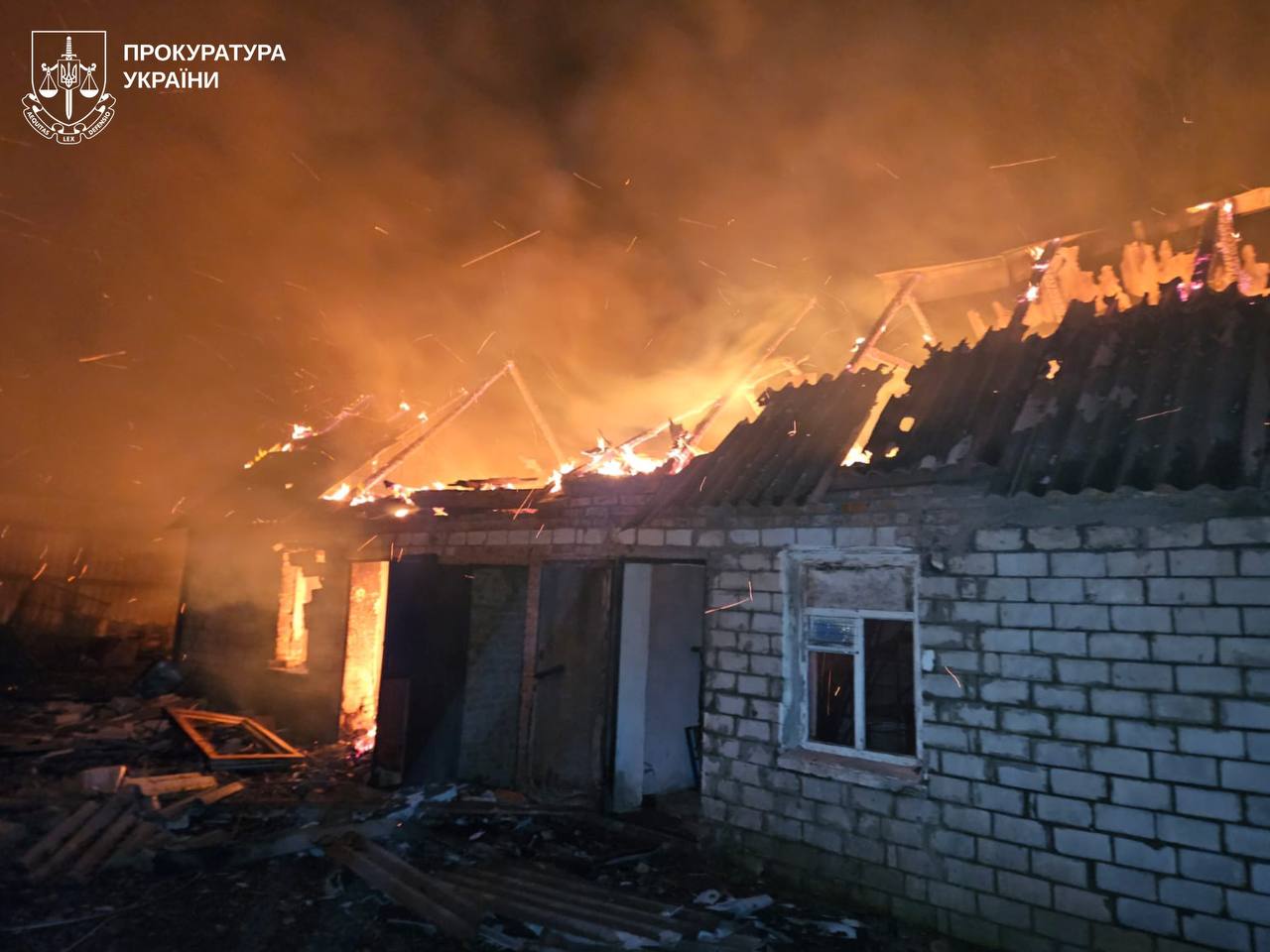 Нічний удар по Богодухову: дрони зруйнували житло та спричинили пожежу