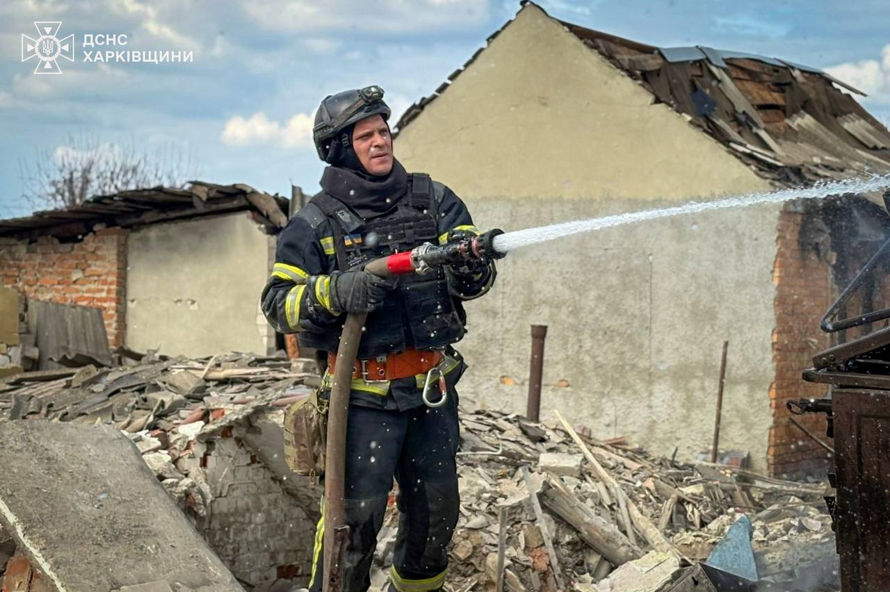 Вбили людину та спричинили пожежі у селищі Харківщини ударом безпілотника росіяни: Новини Харкова