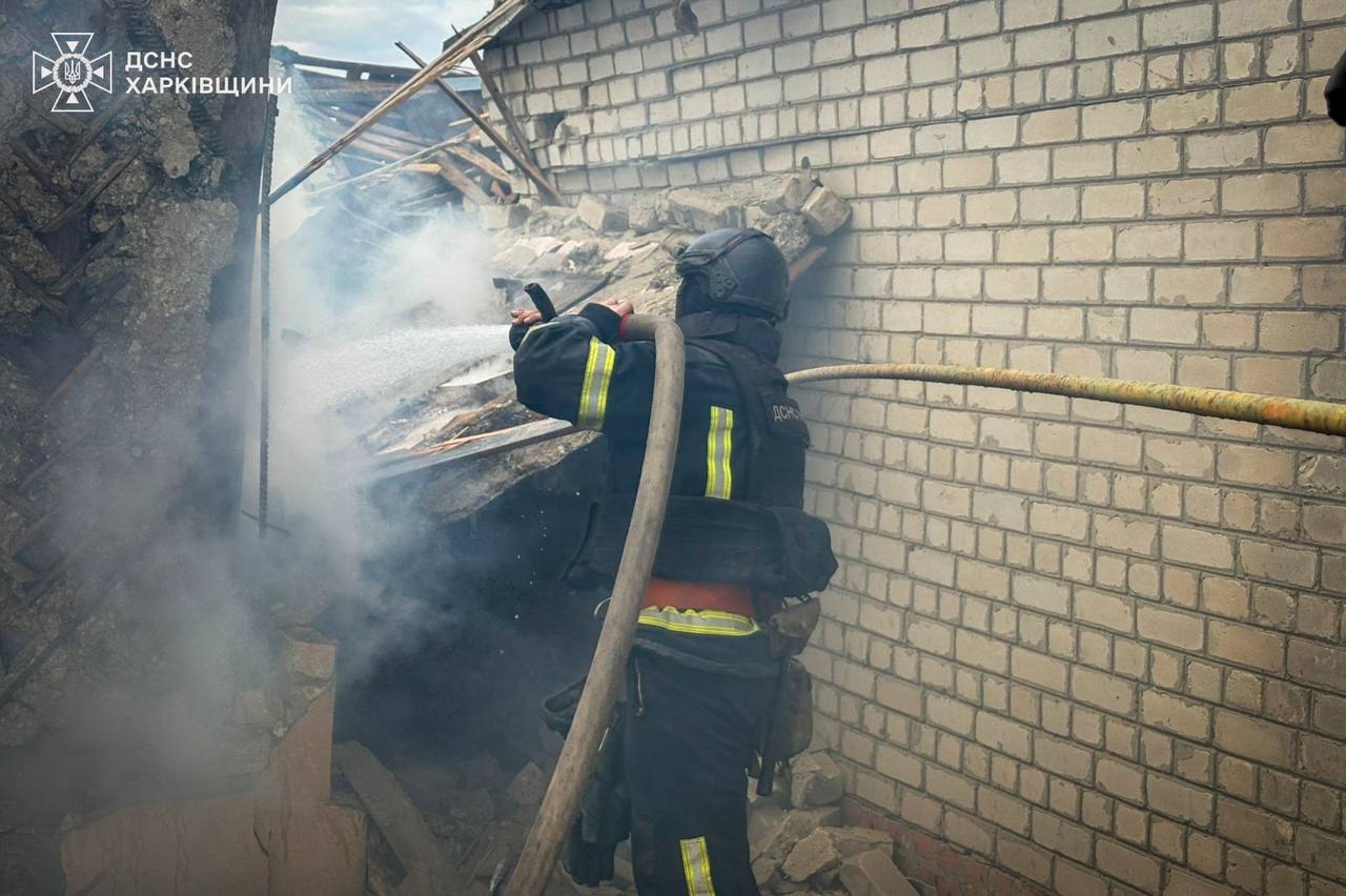 Вбили людину та спричинили пожежі у селищі Харківщини ударом безпілотника росіяни: Новини Харкова