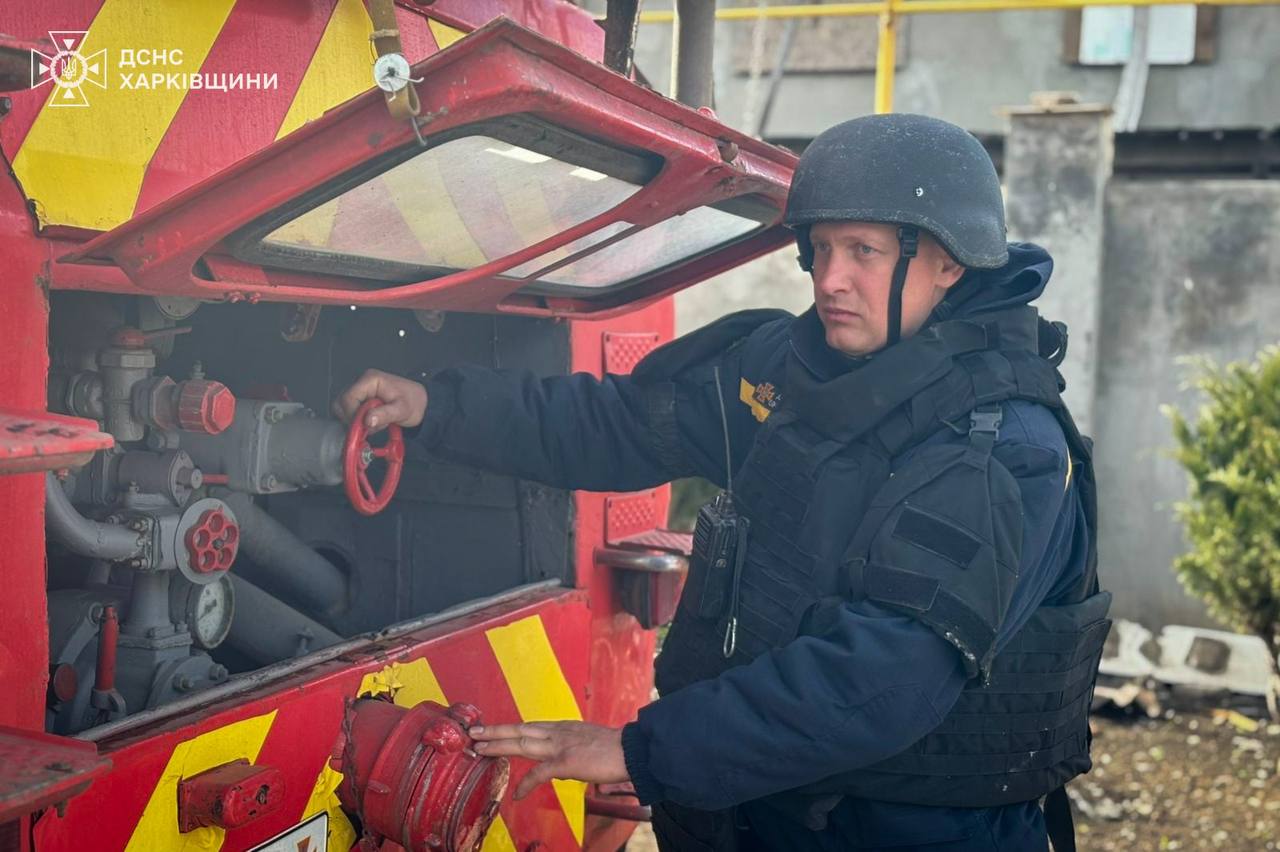 Вбили людину та спричинили пожежі у селищі Харківщини ударом безпілотника росіяни: Новини Харкова