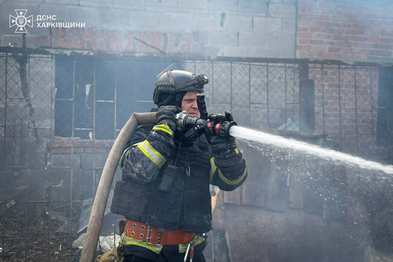 Вбили людину та спричинили пожежі у селищі Харківщини ударом безпілотника росіяни: Новини Харкова