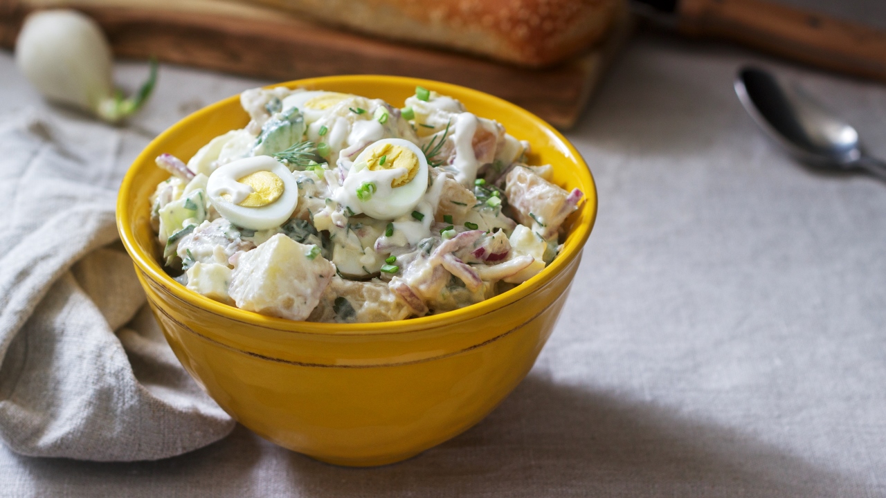 Ситна вечеря: готуємо ніжний картопляний салат із перепелиними яйцями та куркою