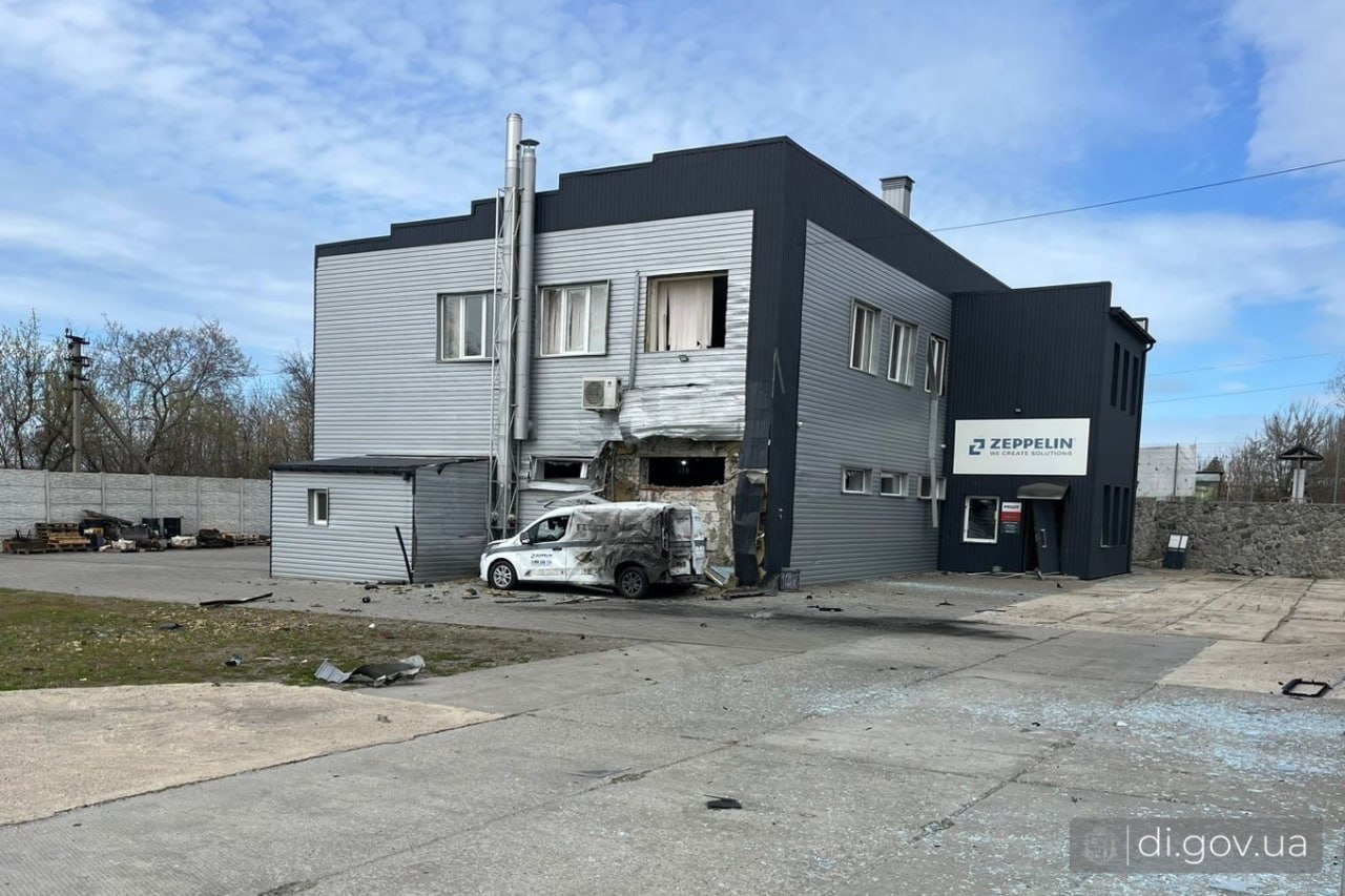 У Дергачах внаслідок атаки дронів пошкоджено адмінбудівлю та АЗС