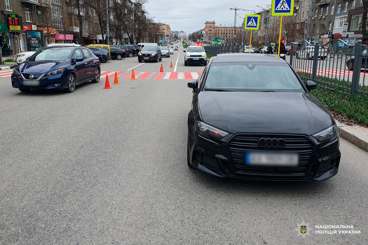Збила дідуся на пішоходному переході у центрі  міста водійка Audi: Новини Харкова