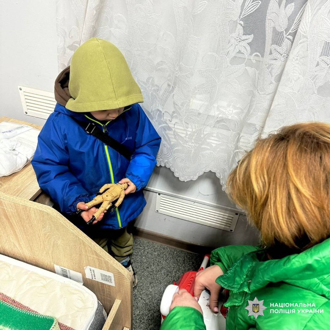 Вигнали на вулицю в чужому місті: на Харківщині поліція врятувала матір із дитиною