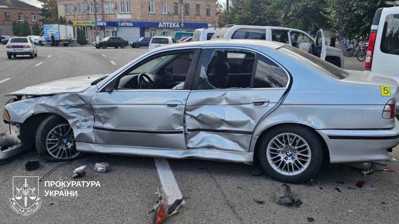 На Харківщині засуджено шахрая-мажора, який під кайфом збив людину та протаранив низку авто