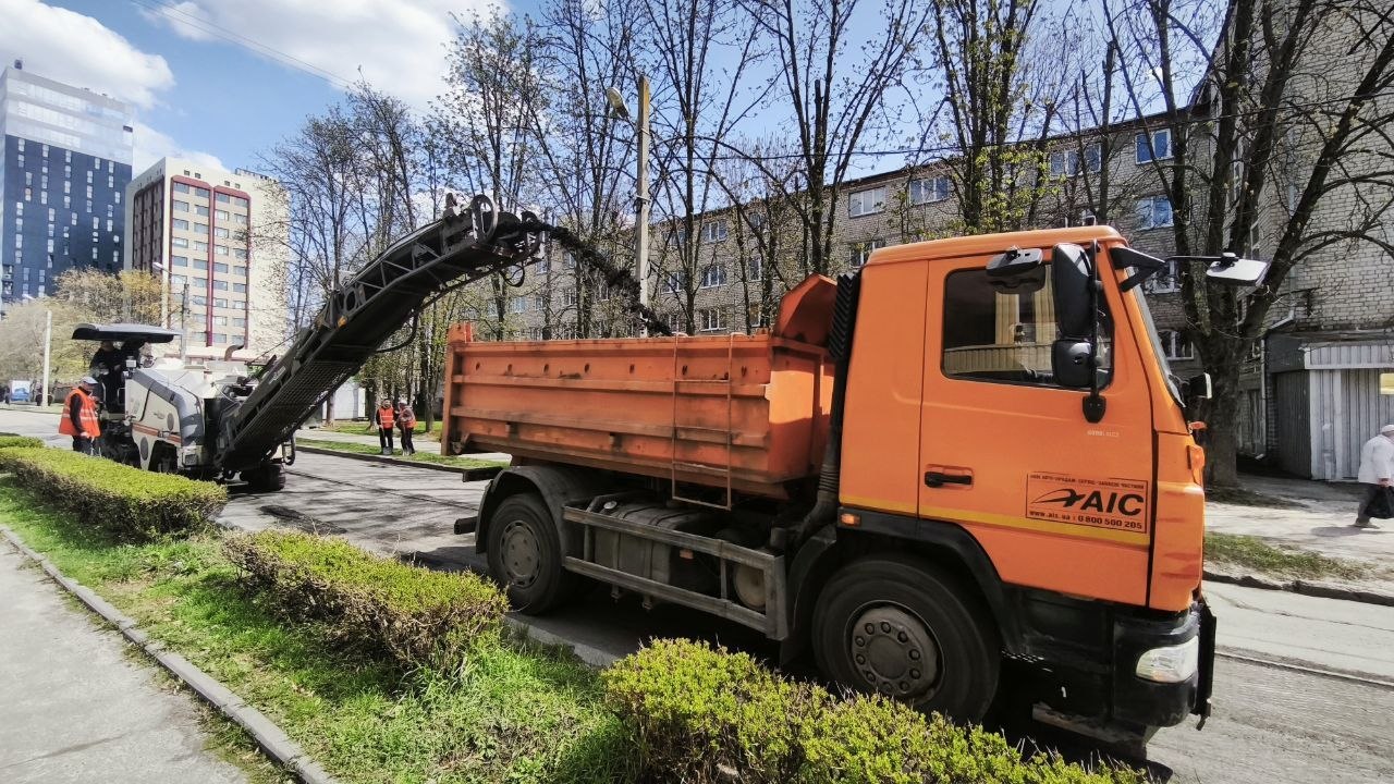 Оновлення доріг у Харкові: дорожники ремонтують кілометр траси у Шевченківському районі