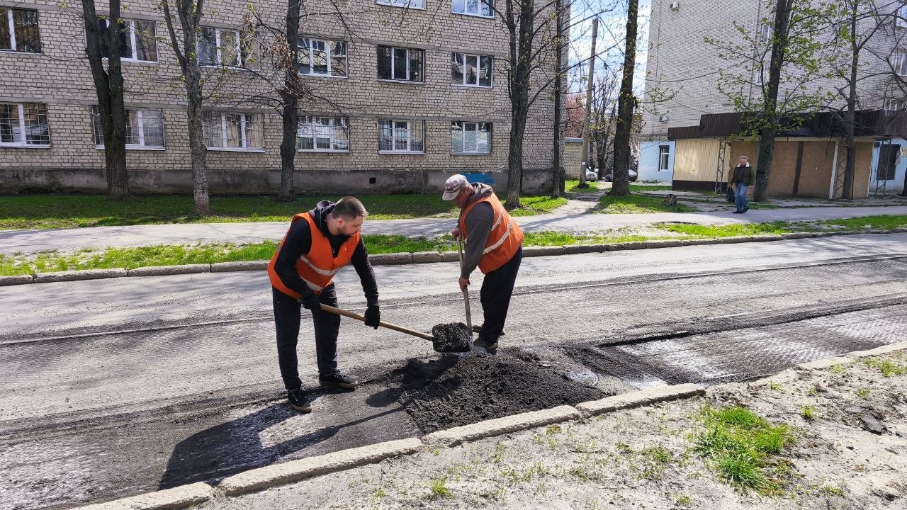 Ремонтують кілометр траси у Шевченківському районі дорожники: Новини Харкова
