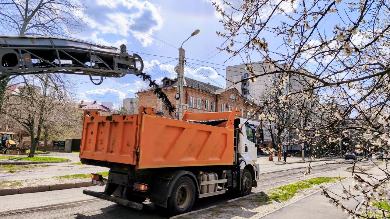 Ремонтують кілометр траси у Шевченківському районі дорожники: Новини Харкова