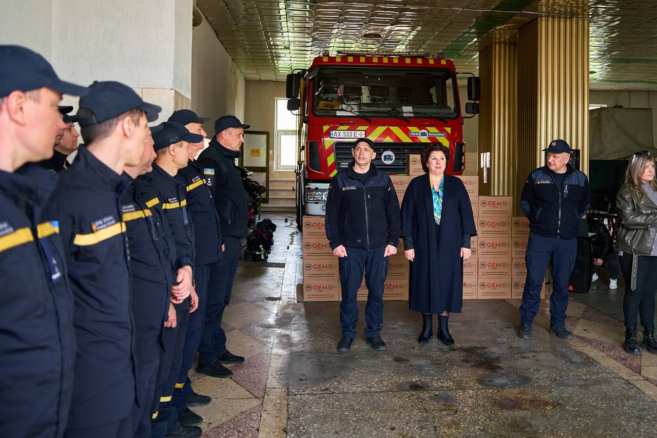 Привітали вогнеборців із Днем пожежної охорони містяни: Новини Харкова