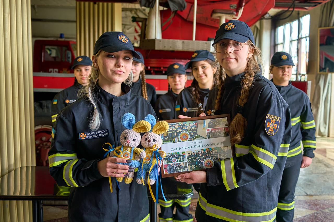 Привітали вогнеборців із Днем пожежної охорони містяни: Новини Харкова