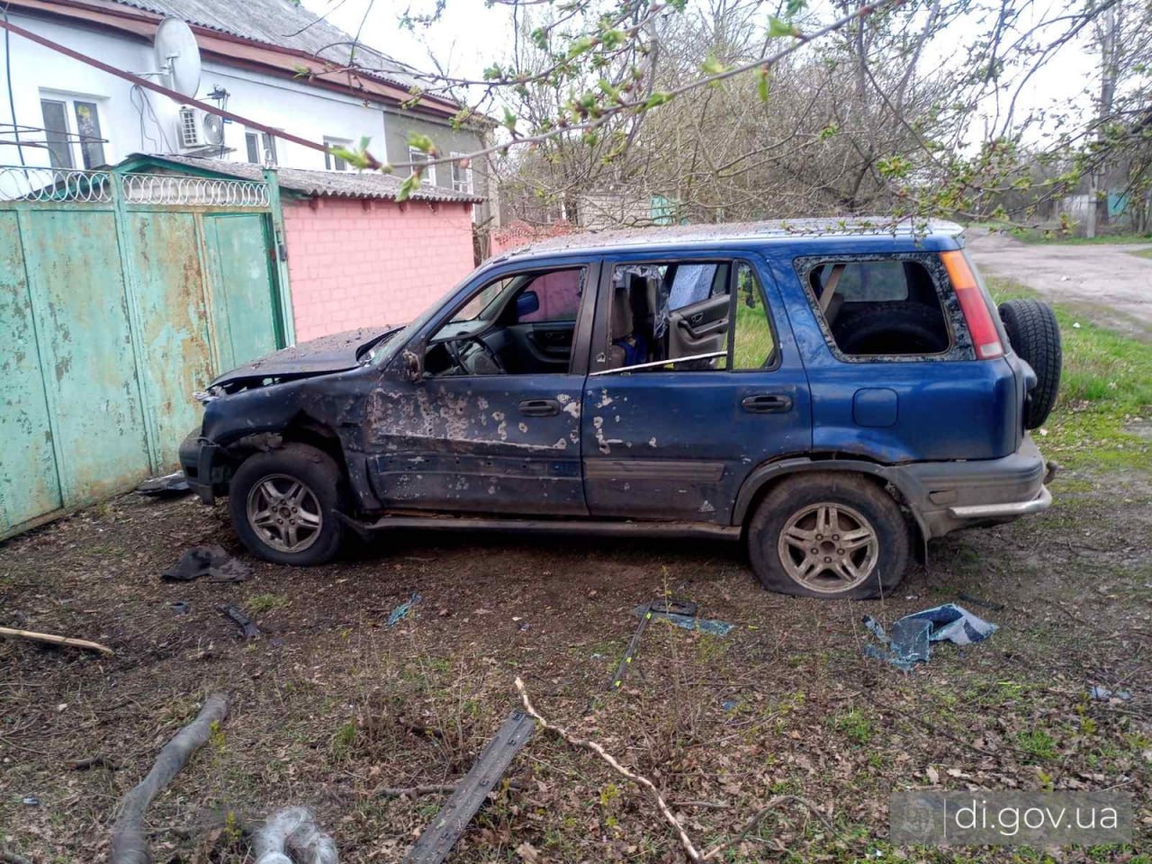 Ворог завдає ударів по цивільних автомобілях у Слатиному