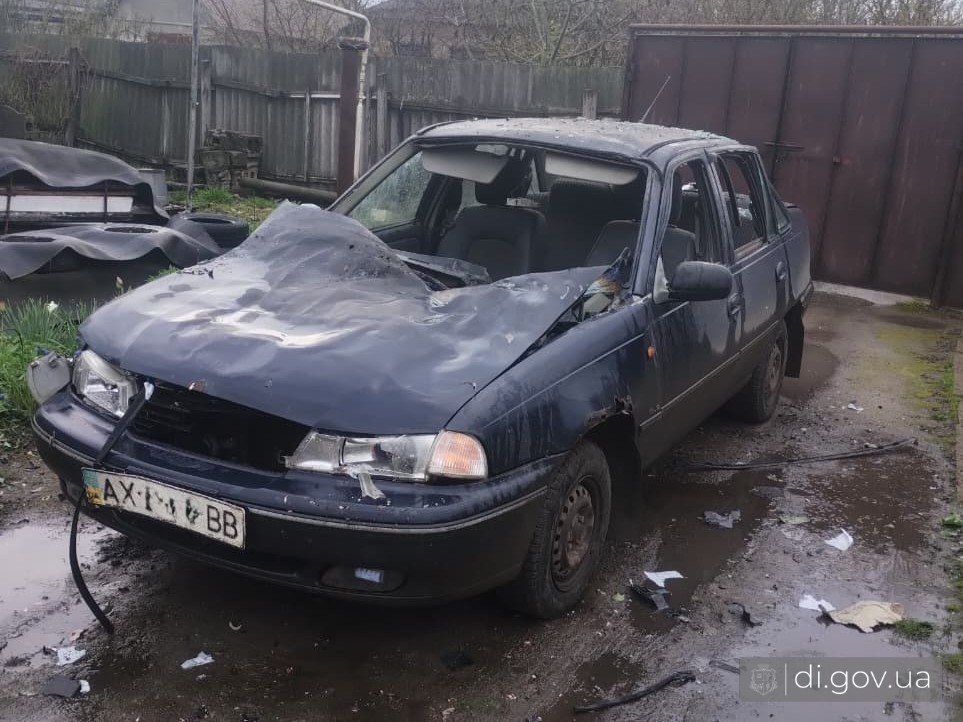 Ворог завдає ударів по цивільних автомобілях у Слатиному