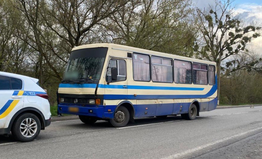 У передмісті Харкова під колесами автобусу загинув літній пішохід