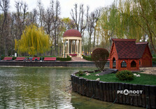 Озеро у Центральному парку Харкова готують до літнього сезону (фото)