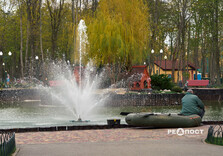 Озеро у Центральному парку Харкова готують до літнього сезону (фото)