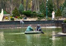 Озеро у Центральному парку Харкова готують до літнього сезону (фото)