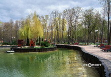 Озеро у Центральному парку Харкова готують до літнього сезону (фото)