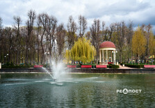 Озеро у Центральному парку Харкова готують до літнього сезону (фото)